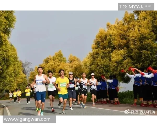 西安城市马拉松街舞队精彩配合展现团队精神与活力